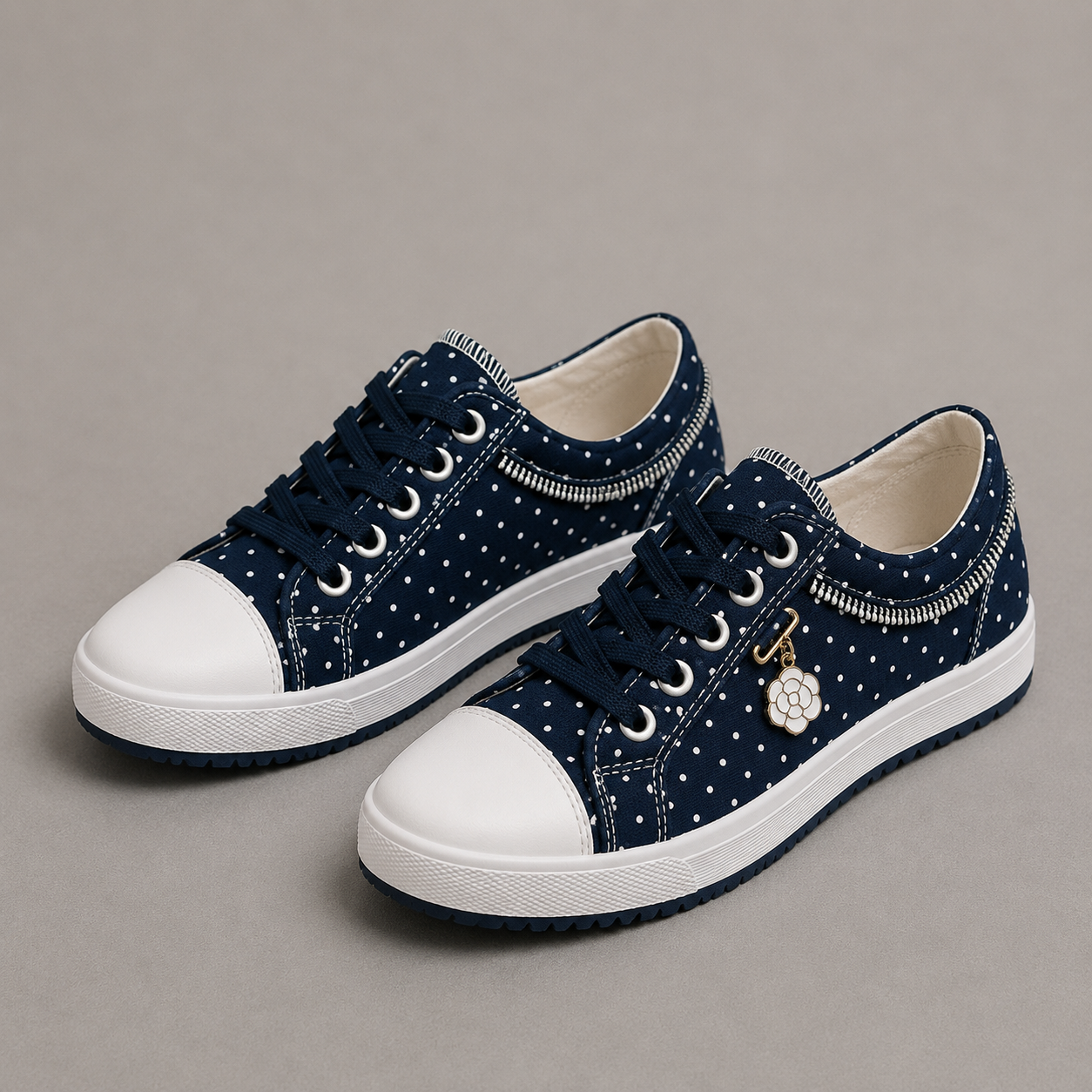 CARO - ZAPATILLA ELEGANTE CON DETALLES FLORALES