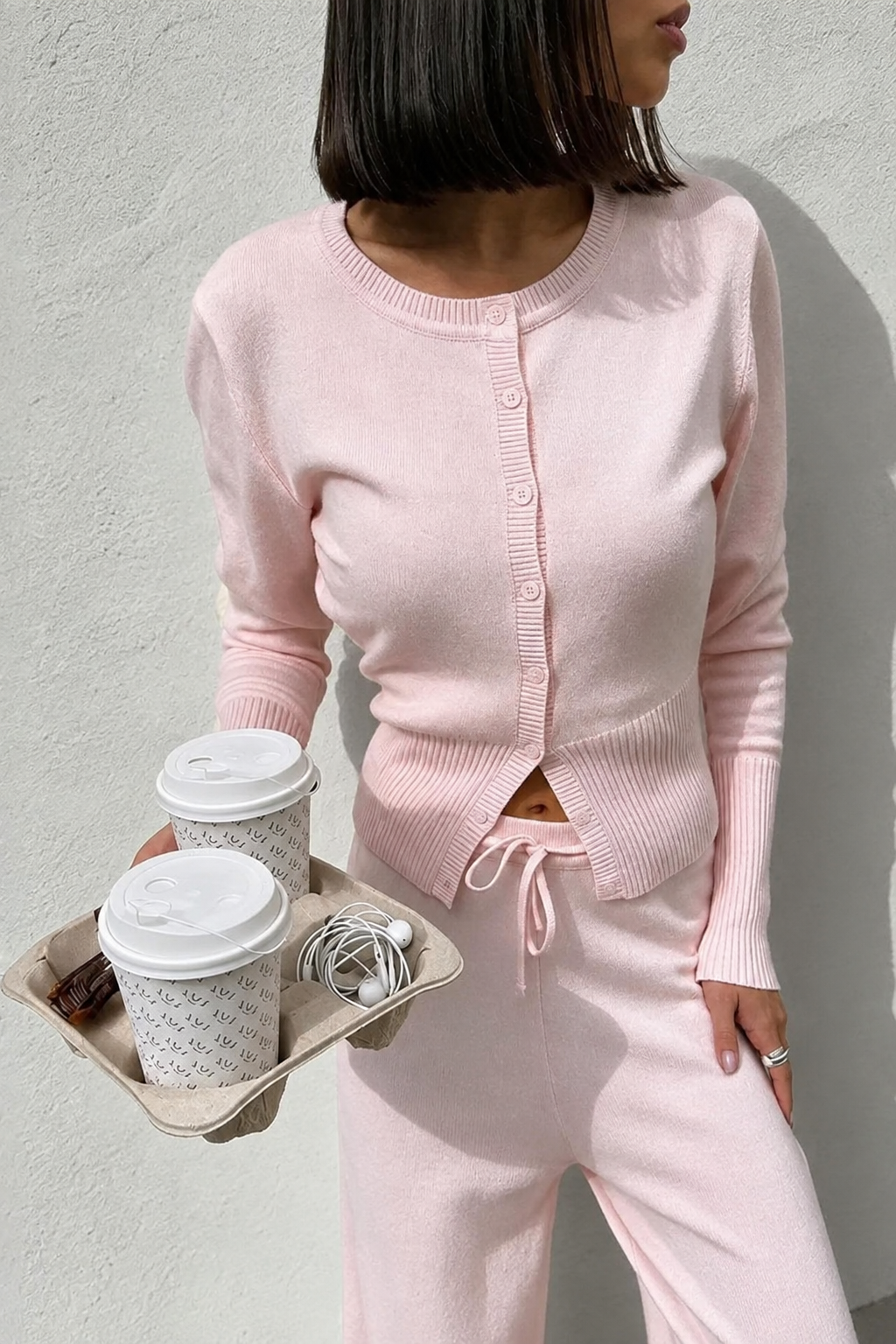 Foto de la chica con café sin botones de colores
