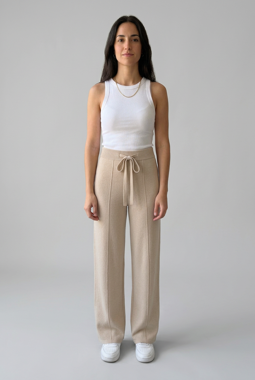 Modelo con pantalón LUCÍA beige y fondo gris